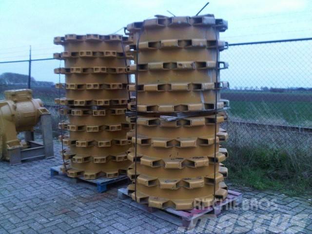 CAT Unused padfoot compactor drums to mount on CAT 815 Mosty, wały i osie