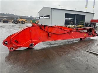 CAT long excavator arm weighing 75 tons