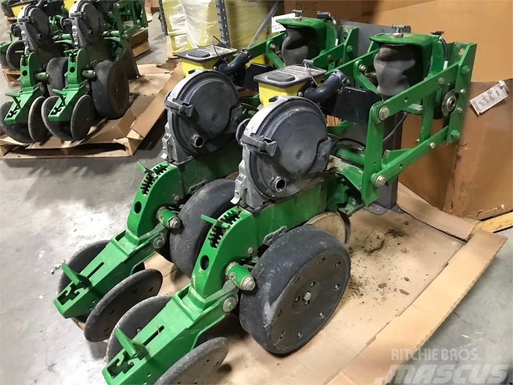 John Deere XP row unit w/ closing wheels & meters Other sowing machines and accessories