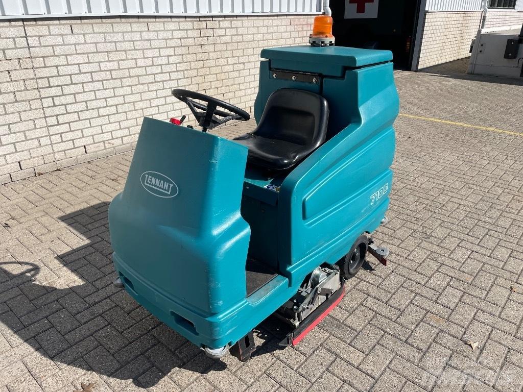 Tennant 7100 Zamiatarki - Zgarniarki - Odśnieżarki