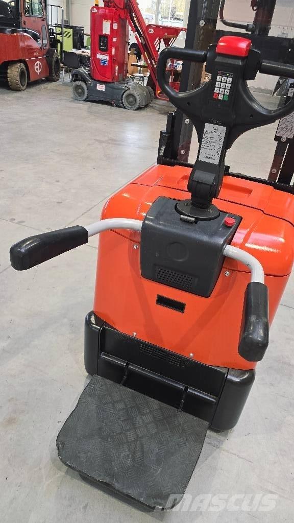 BT SPE 200 D Wózki widłowe unoszące z dyszlem