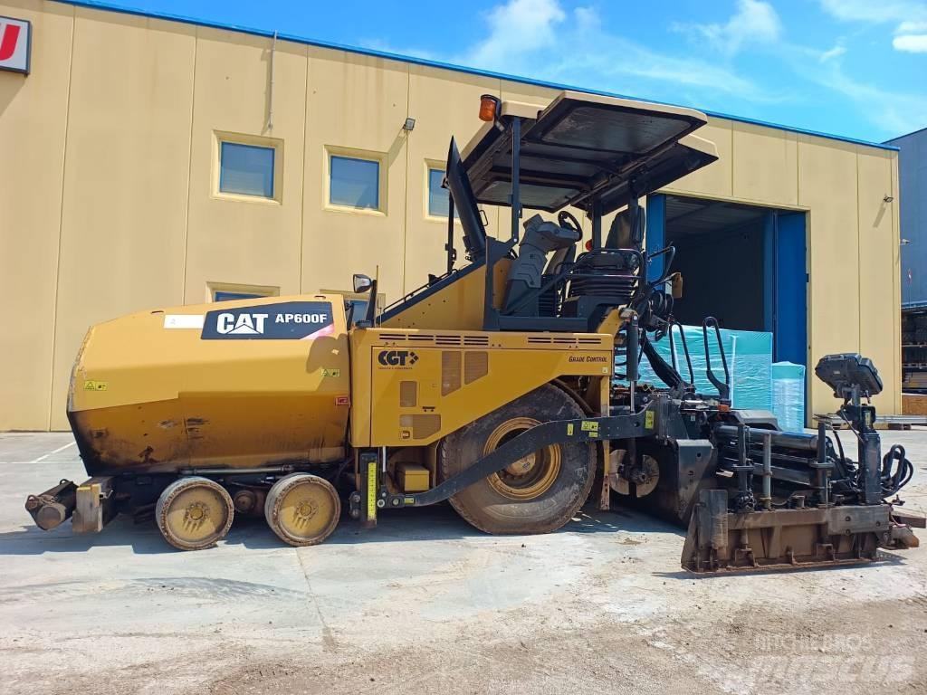 CAT AP 600F Rozściełacze do asfaltu