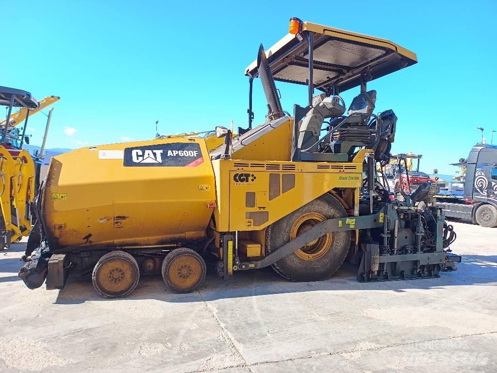 CAT AP 600F Rozściełacze do asfaltu