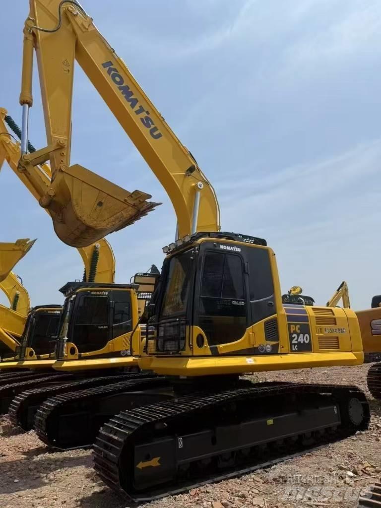 Komatsu 240LC-8 Koparki gąsienicowe