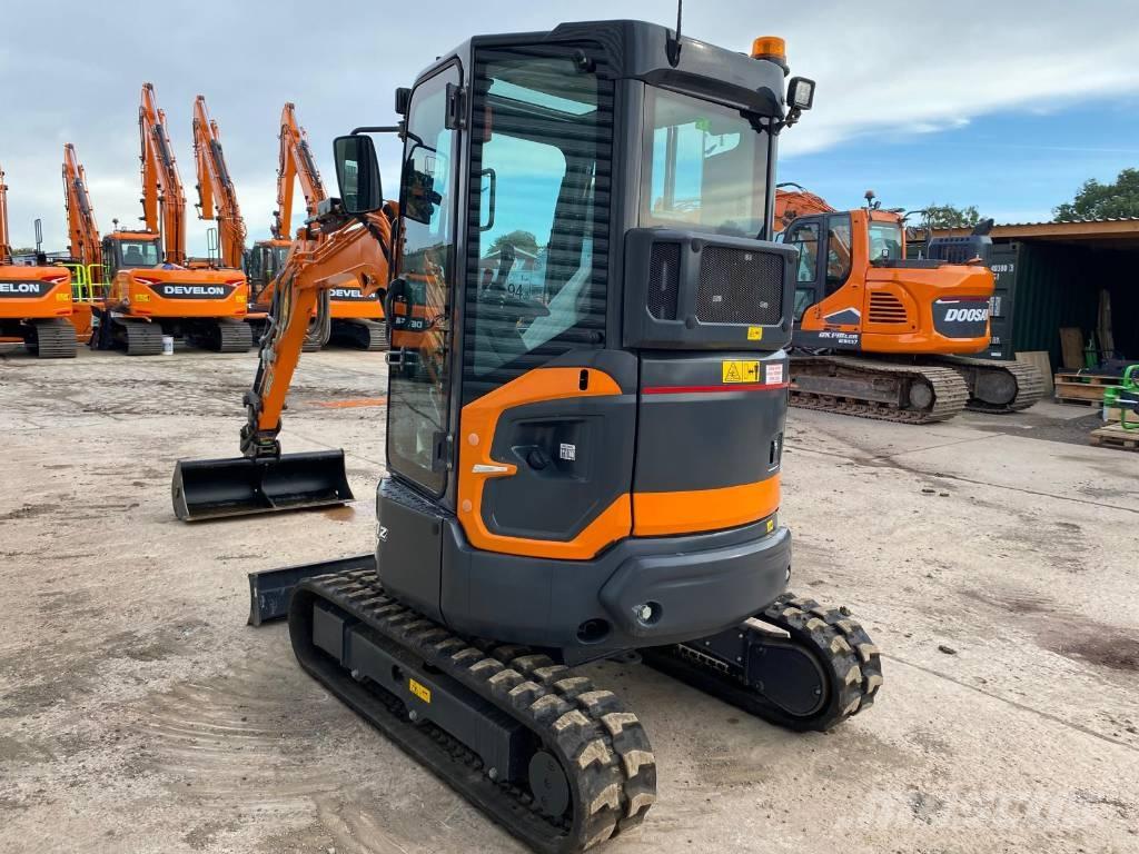 Develon DX 27 Z-7 Minikoparki