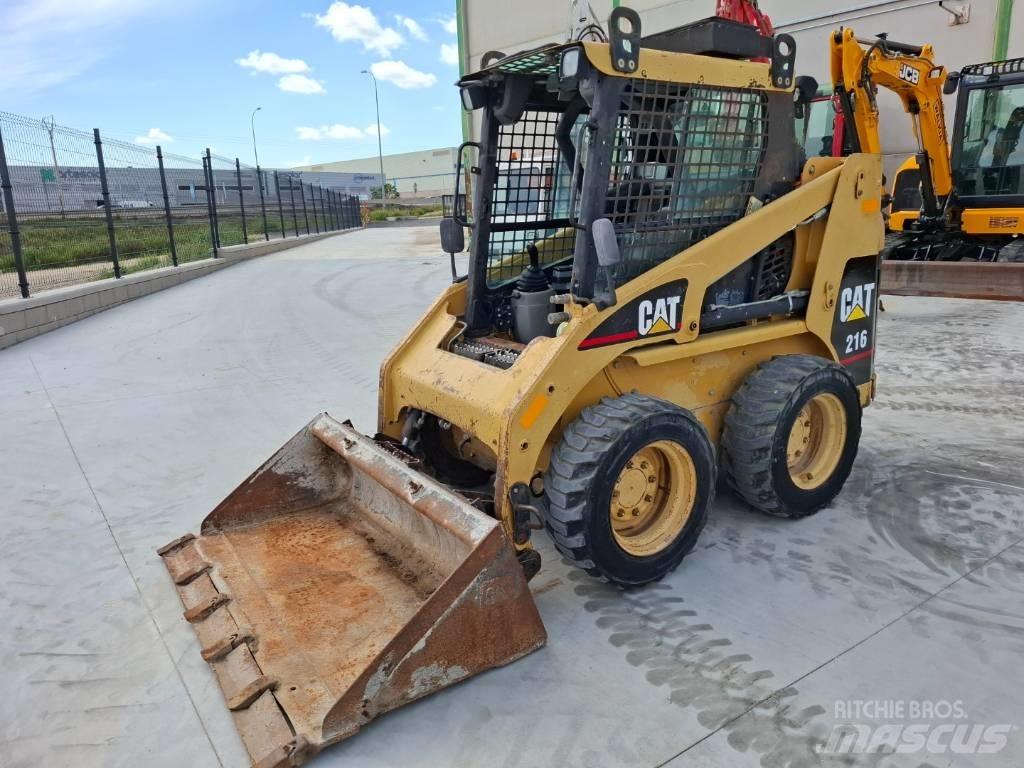 CAT 216 Ładowarki burtowe