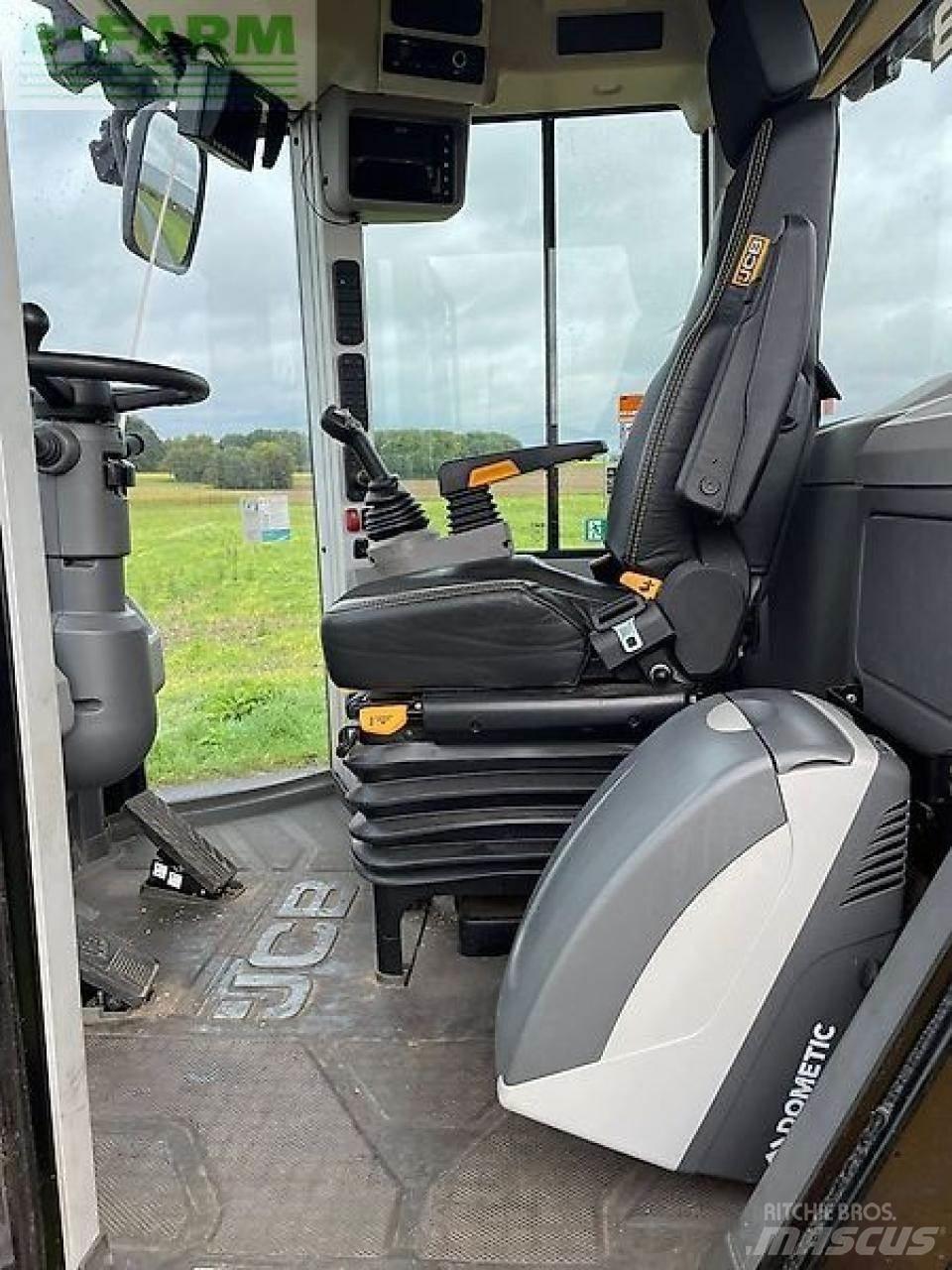 JCB 427 agri Minikoparki