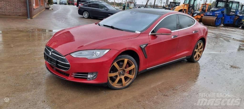 Tesla Model S P85D Samochody osobowe