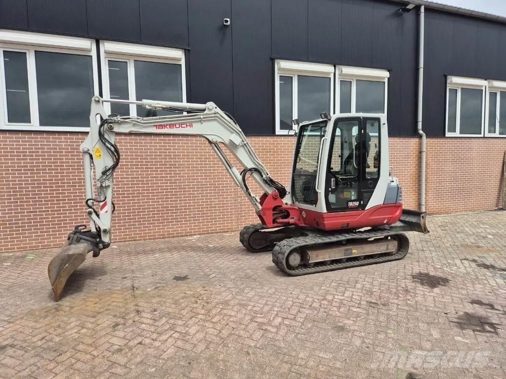 Takeuchi TB250 Minikoparki