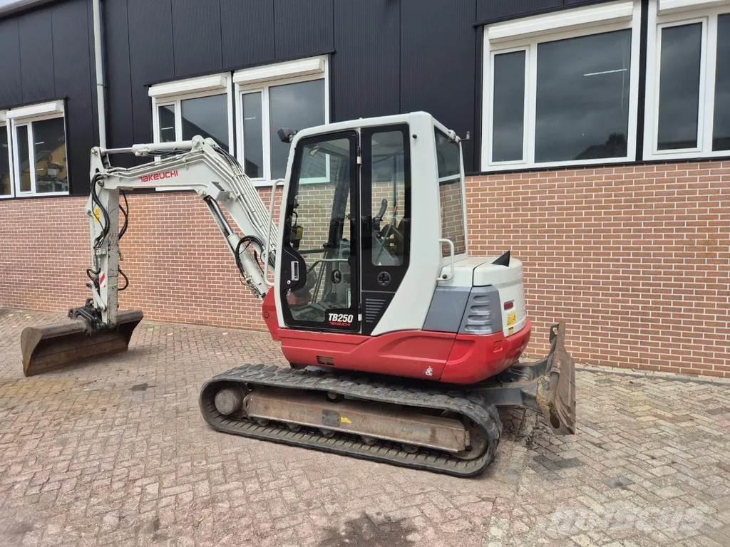 Takeuchi TB250 Minikoparki