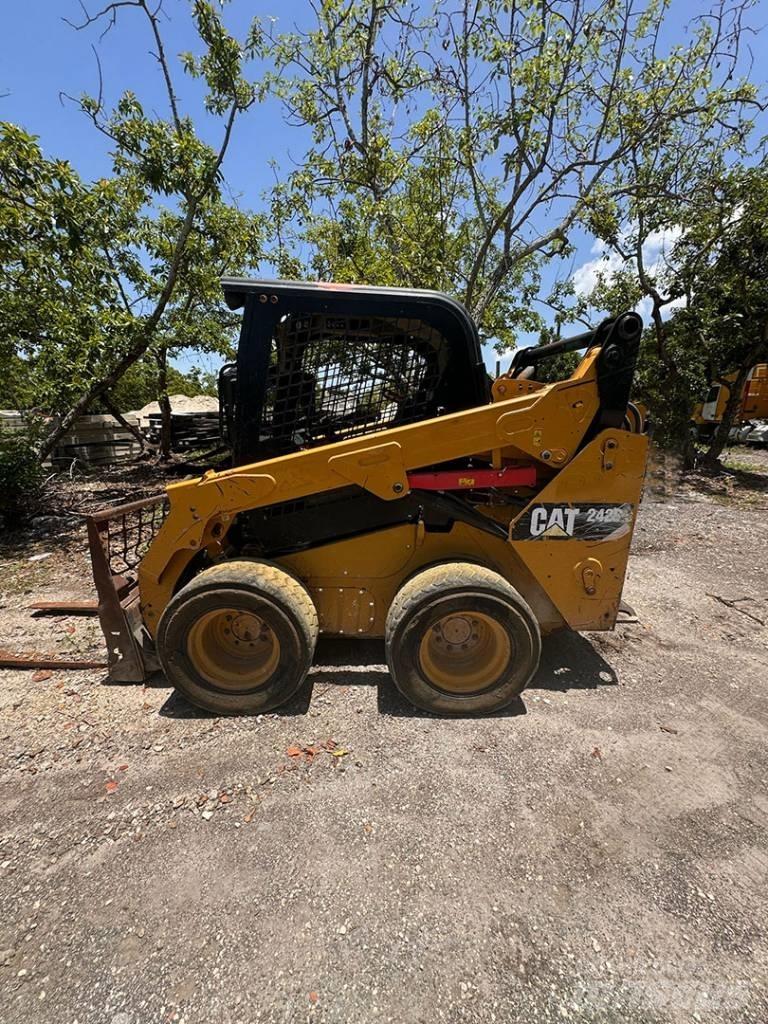 CAT 242 D Ładowarki burtowe