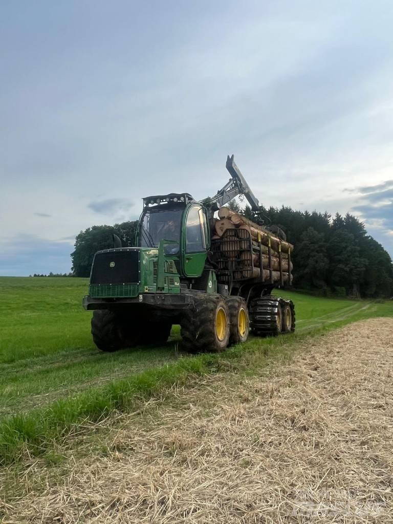 John Deere 1110E Forwardery