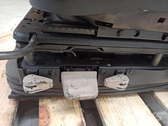 Valtra N 163 chair Kabina i wnętrze