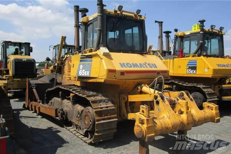 Komatsu D65 EX-16 Spycharki gąsienicowe