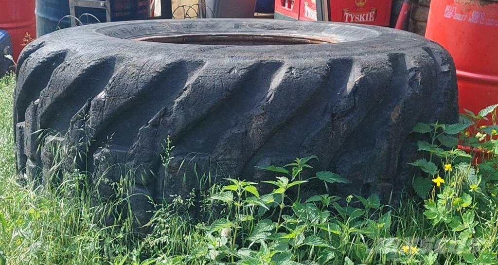 Komatsu 895 Opony, koła i felgi