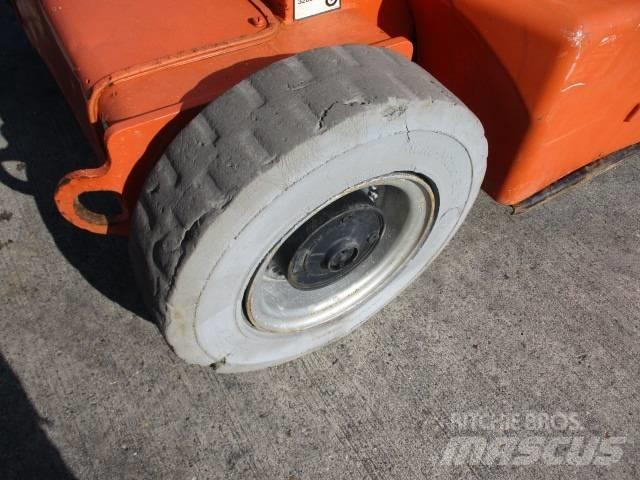 JLG E400AJP (817) Kompaktowe samojezdne wysięgniki podnośnikowe