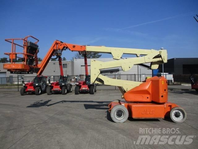 JLG E400AJP (817) Kompaktowe samojezdne wysięgniki podnośnikowe