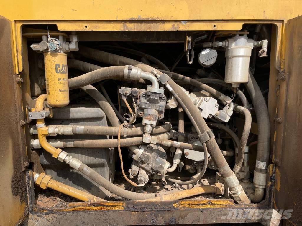 CAT AP555F Rozściełacze do asfaltu