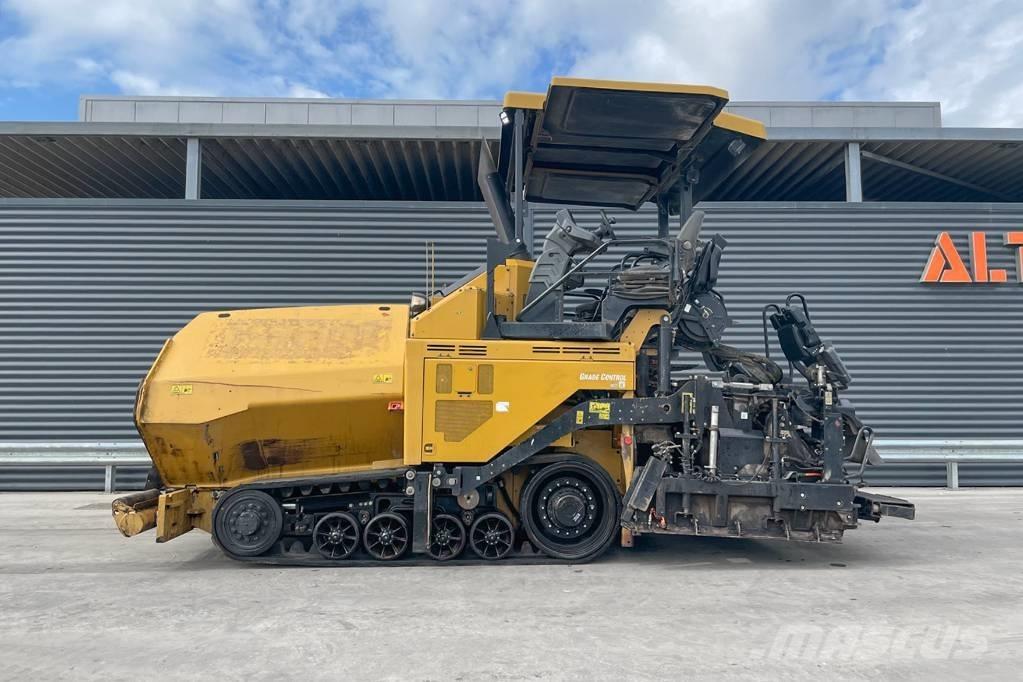 CAT AP555F Rozściełacze do asfaltu
