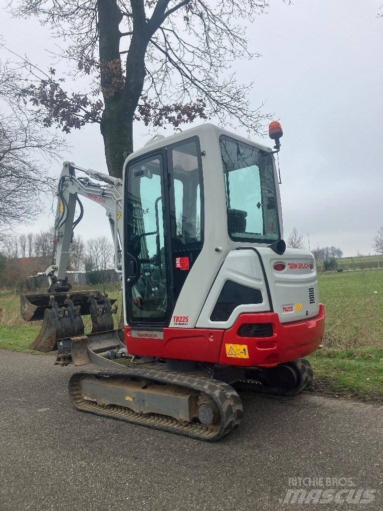 Takeuchi TB225 extra Minikoparki