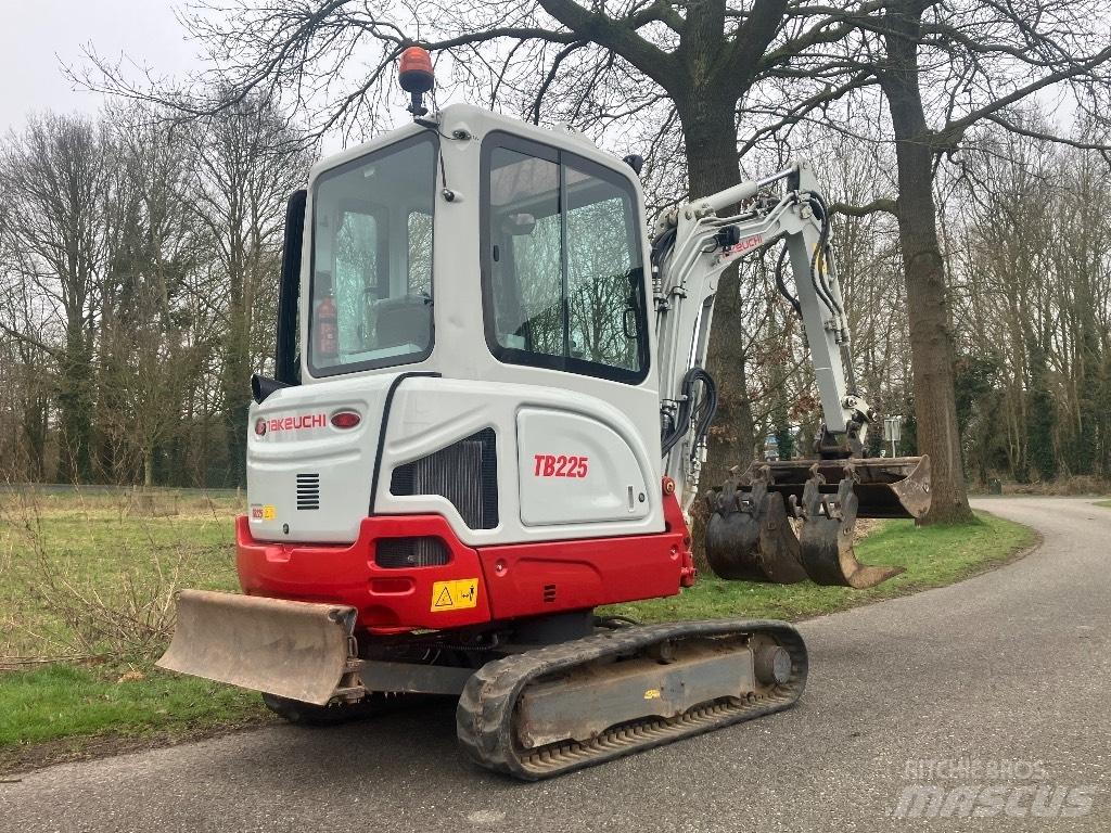 Takeuchi TB225 extra Minikoparki