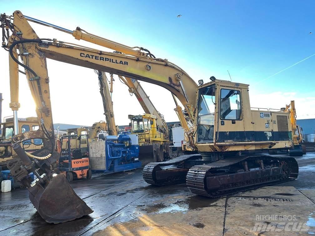 CAT 225 Koparki gąsienicowe
