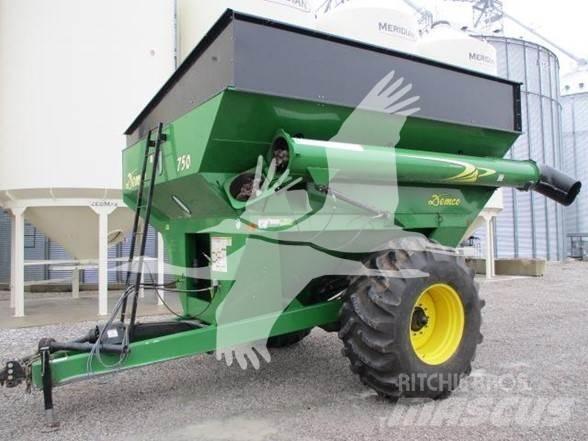 Demco 750 Przyczepy zbożowe