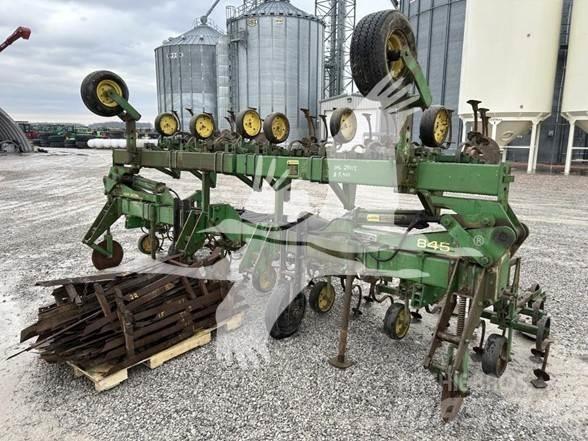 John Deere 845 Kultywatory rzedowe