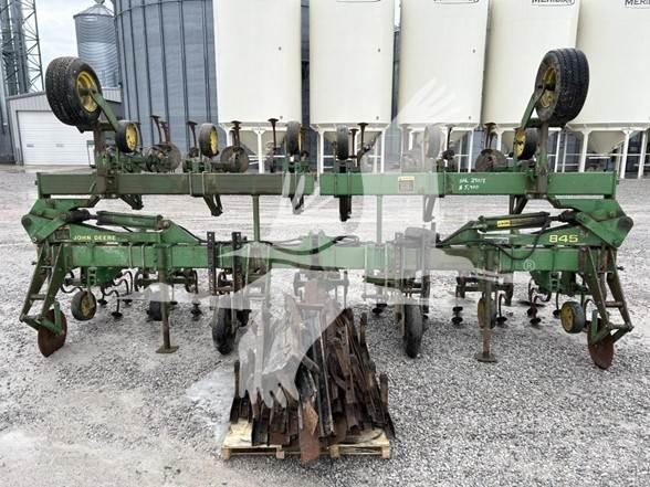 John Deere 845 Kultywatory rzedowe