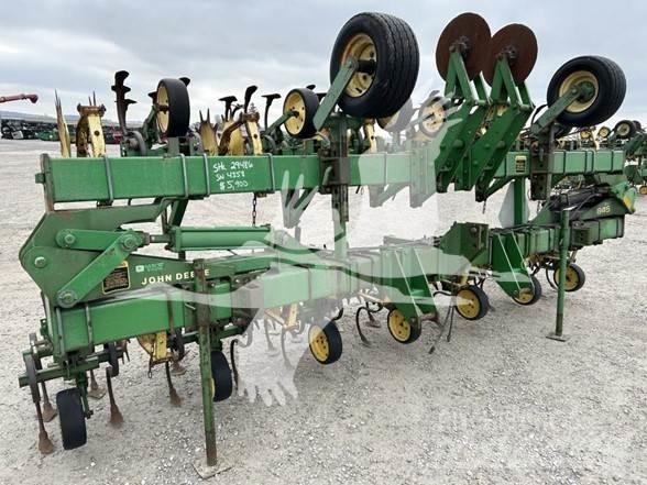 John Deere 845 Kultywatory rzedowe