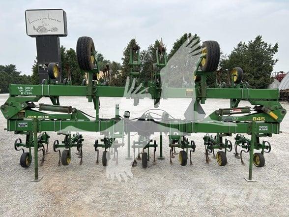 John Deere 845 Kultywatory rzedowe