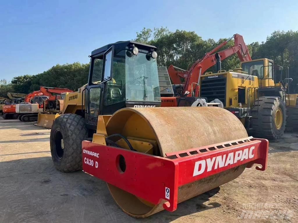 Dynapac CA300 Równiarki