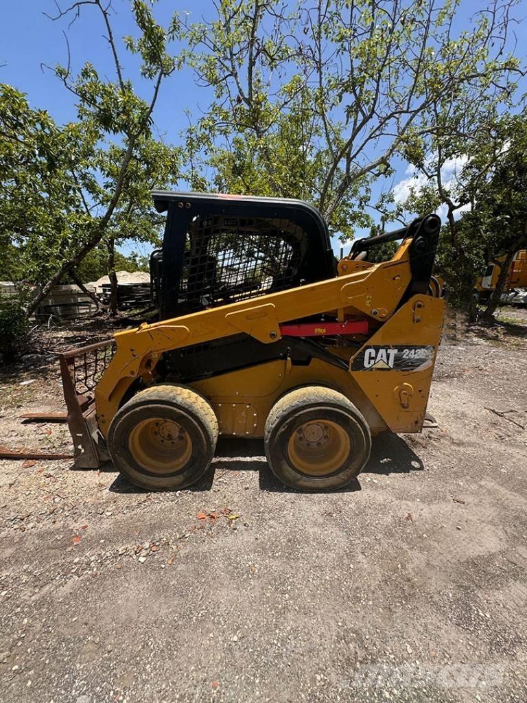 CAT 242 D Ładowarki burtowe