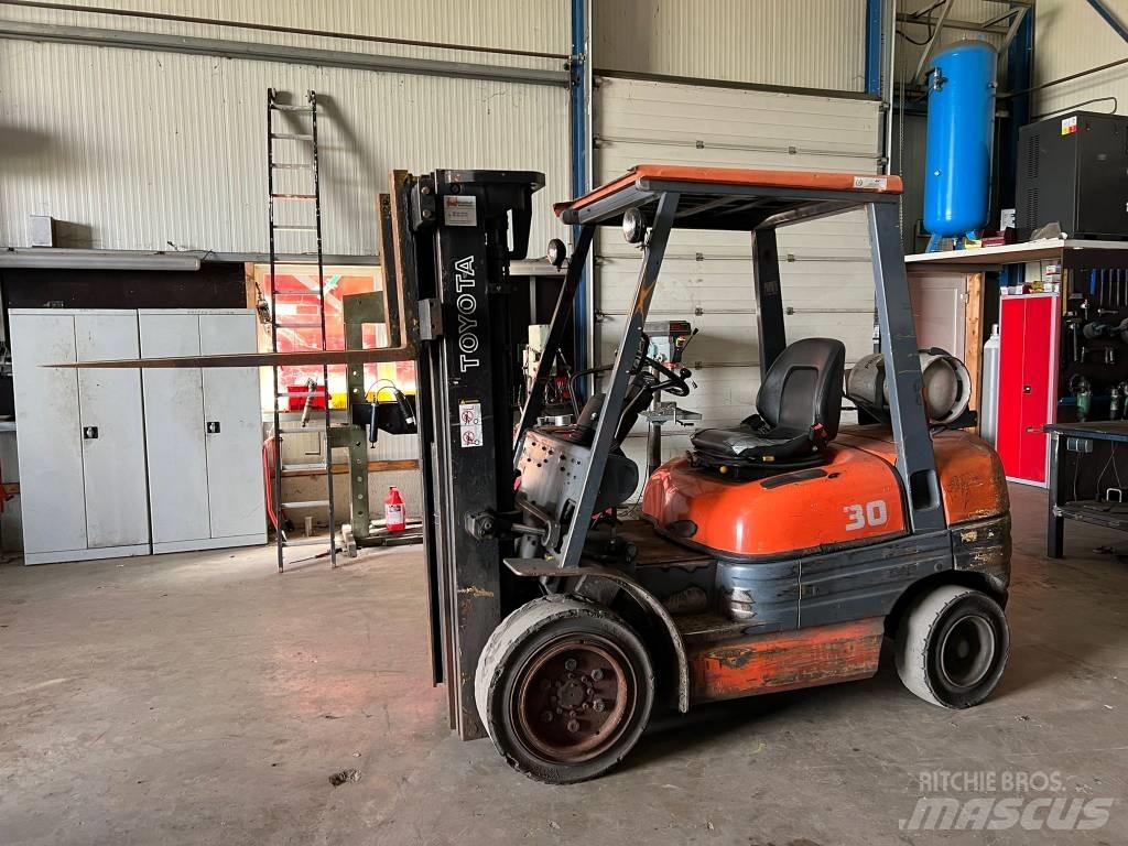 Toyota 02-6 FG F 30 Wózki LPG