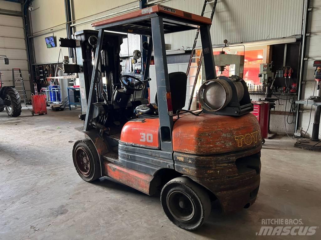 Toyota 02-6 FG F 30 Wózki LPG