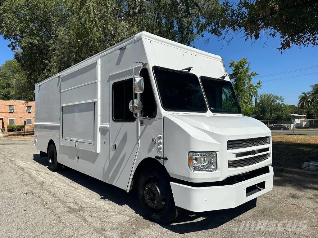 Freightliner M-LINE Samochody ciężarowe ze skrzynią zamkniętą
