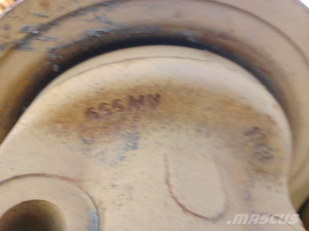 Komatsu D 155 Gąsienice, łańcuchy i podwozia