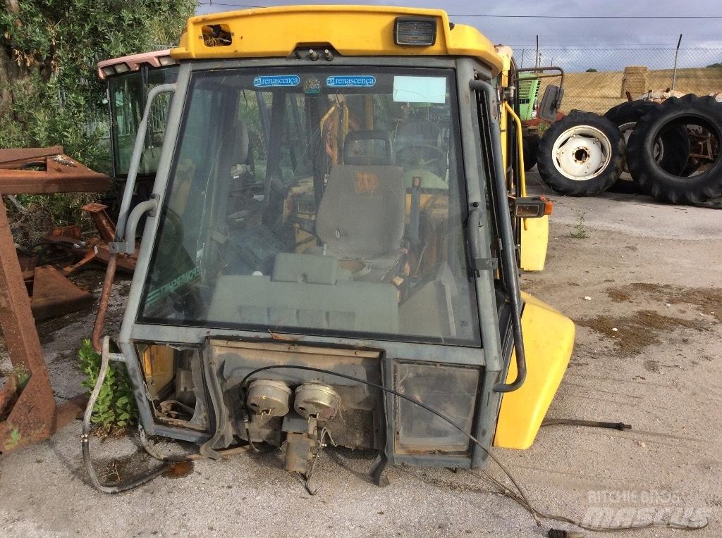 Komatsu WB 97 R Kabiny i wnętrze