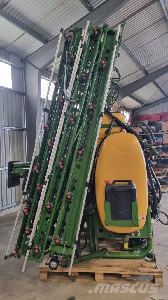 Amazone UF 1200 Zamontowane opryskiwacze
