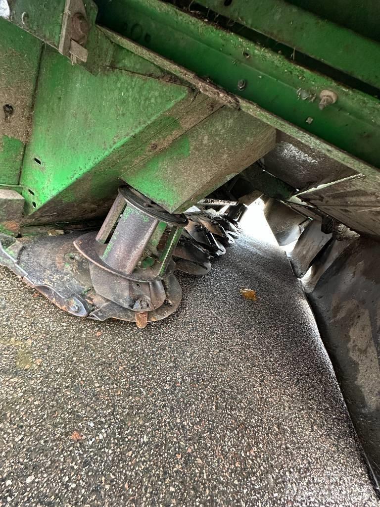 John Deere 830 Kosiarki ze wstępną obróbka paszy