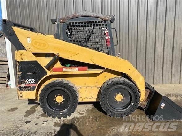 CAT 252 Ładowarki burtowe
