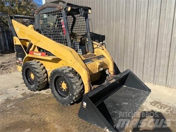 CAT 252 Ładowarki burtowe
