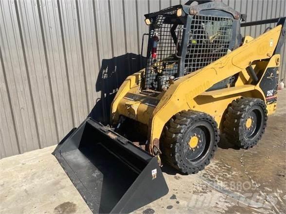 CAT 252 Ładowarki burtowe