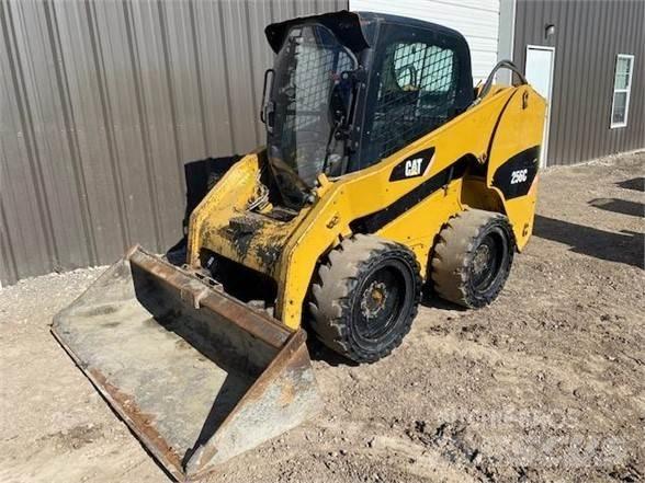 CAT 256C Ładowarki burtowe