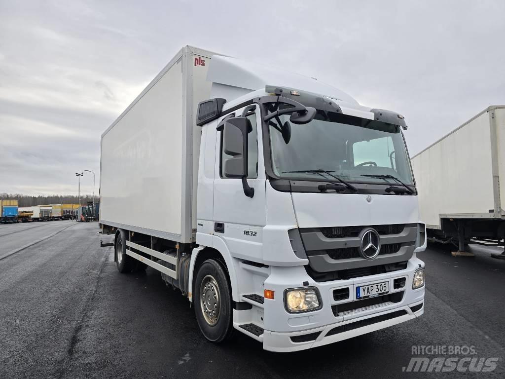 Mercedes-Benz 1832 Samochody ciężarowe ze skrzynią zamkniętą