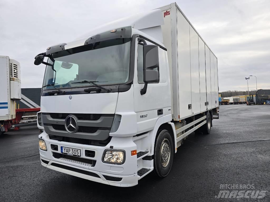 Mercedes-Benz 1832 Samochody ciężarowe ze skrzynią zamkniętą