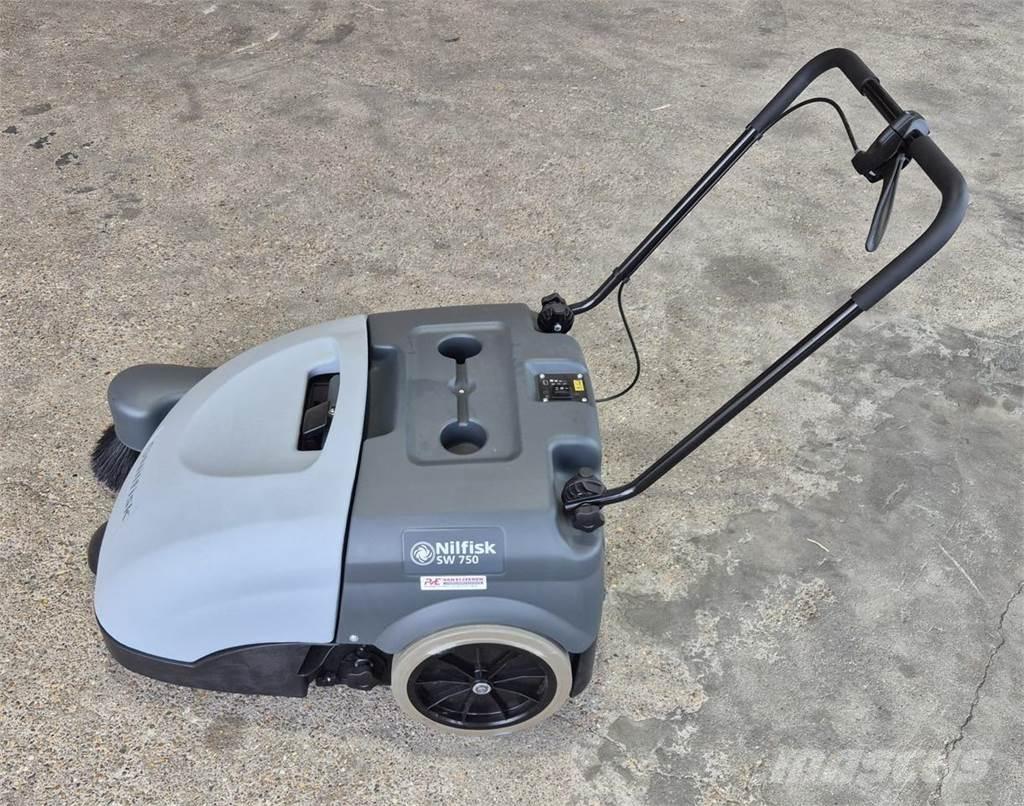 Nilfisk SW 750 Zamiatarki - Zgarniarki - Odśnieżarki