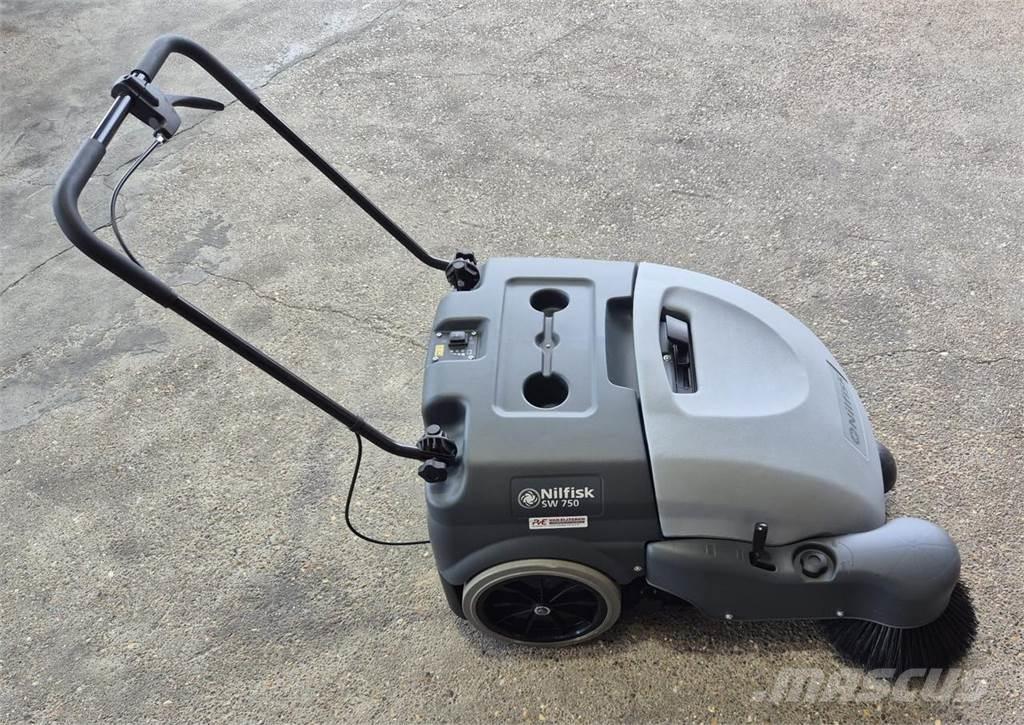 Nilfisk SW 750 Zamiatarki - Zgarniarki - Odśnieżarki