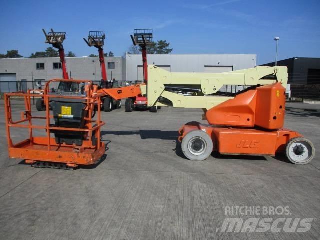 JLG E400 AJP (817) Kompaktowe samojezdne wysięgniki podnośnikowe