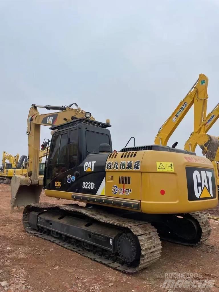CAT 323 D L Koparki gąsienicowe